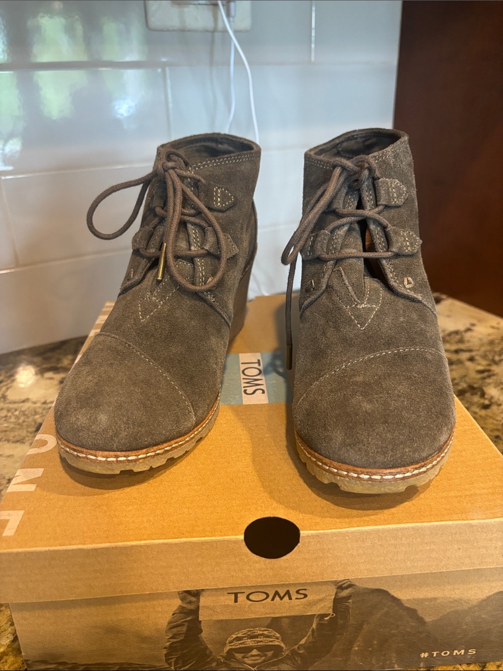 Toms Wonen’s Brown Suede Chukka Boots